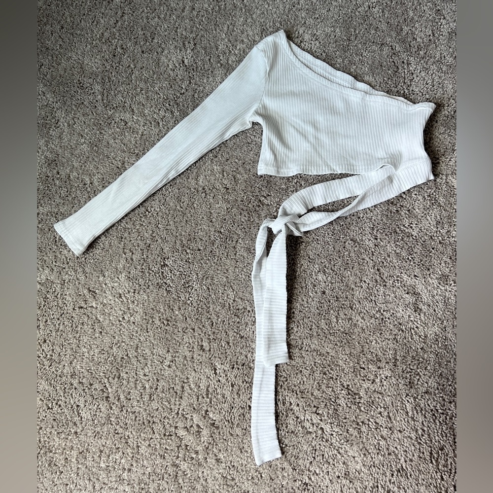 Zaful White One Sleeve Off the Shoulder Crop Top